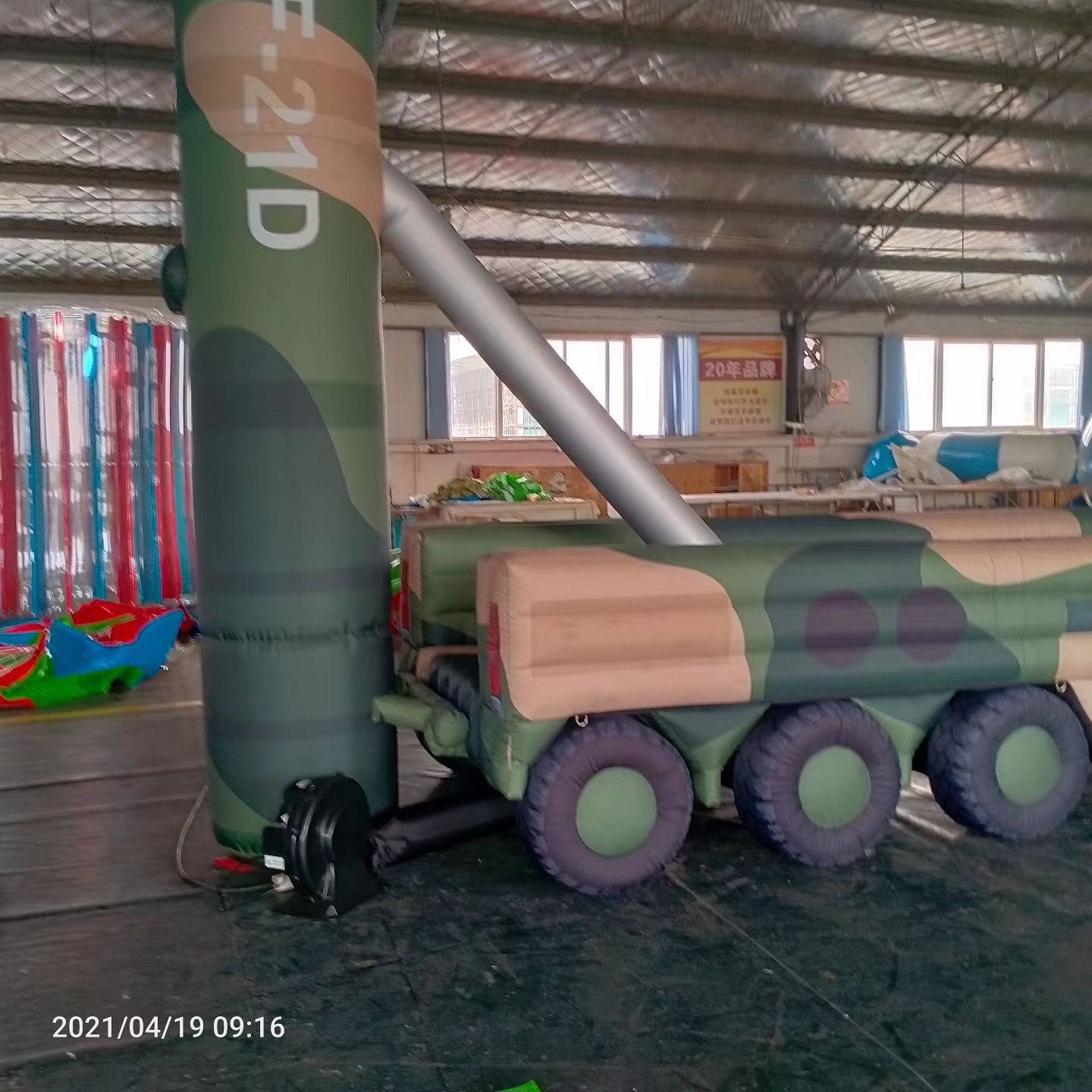 鸠江军事演习中的充气目标车辆：模拟发射车雷达车坦克飞机